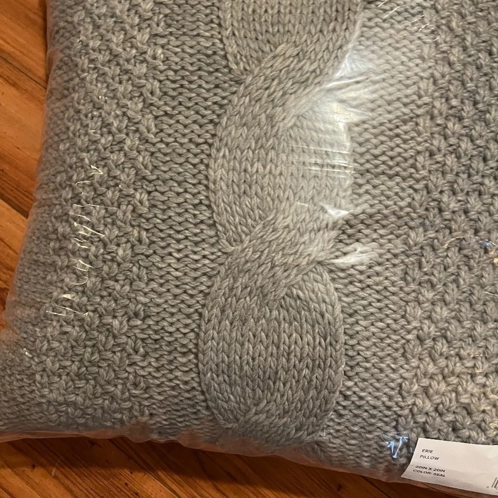 🆕UGG Erie Cable Knit Plush Faux Fur Backing Accent Pillow Seal Grey 20 x 20 1